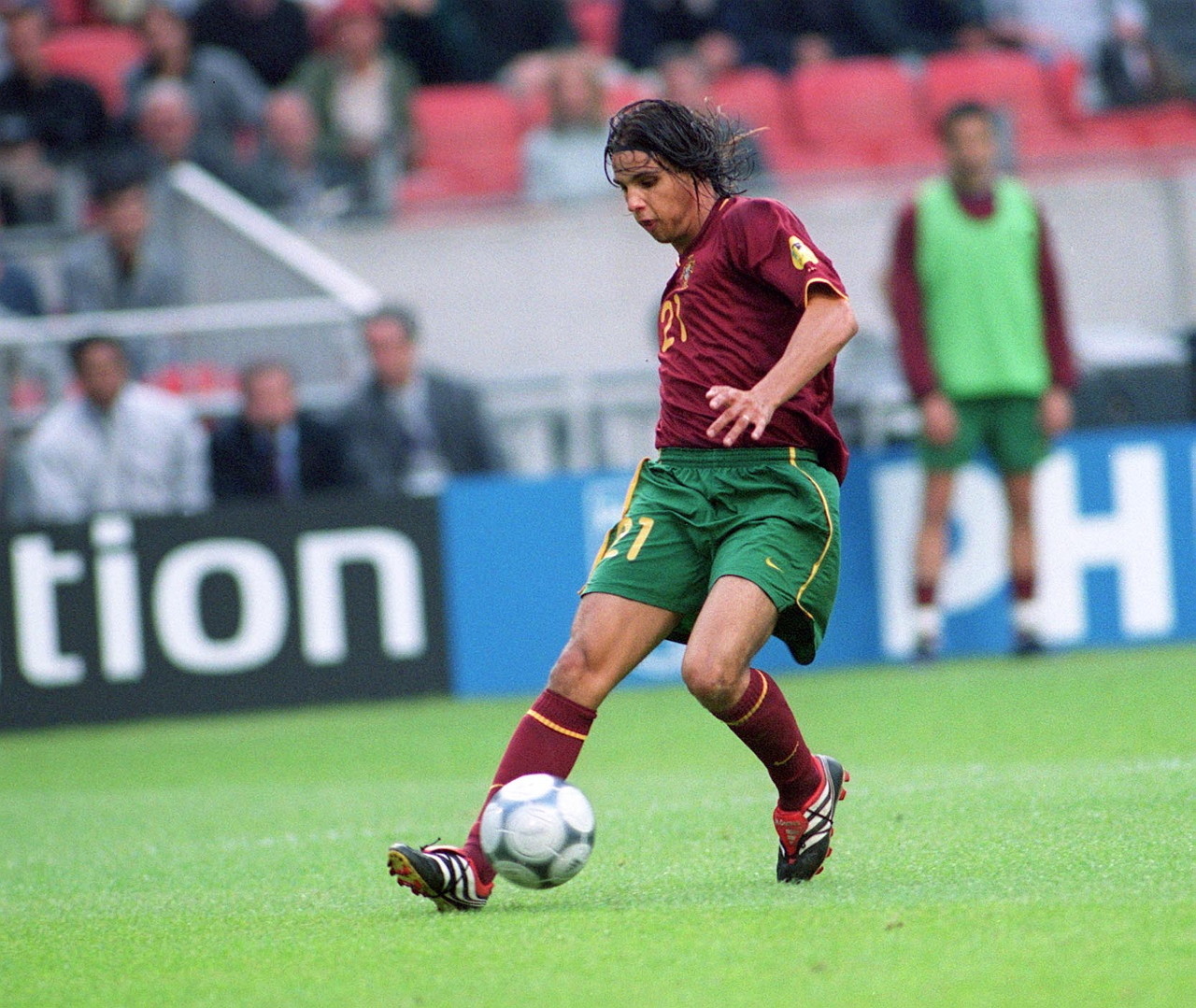 足球欧冠裁判组遭强烈质疑，争议球镜头热议不断（欧冠裁判组陷入争议风波，判罚画面引发热议）