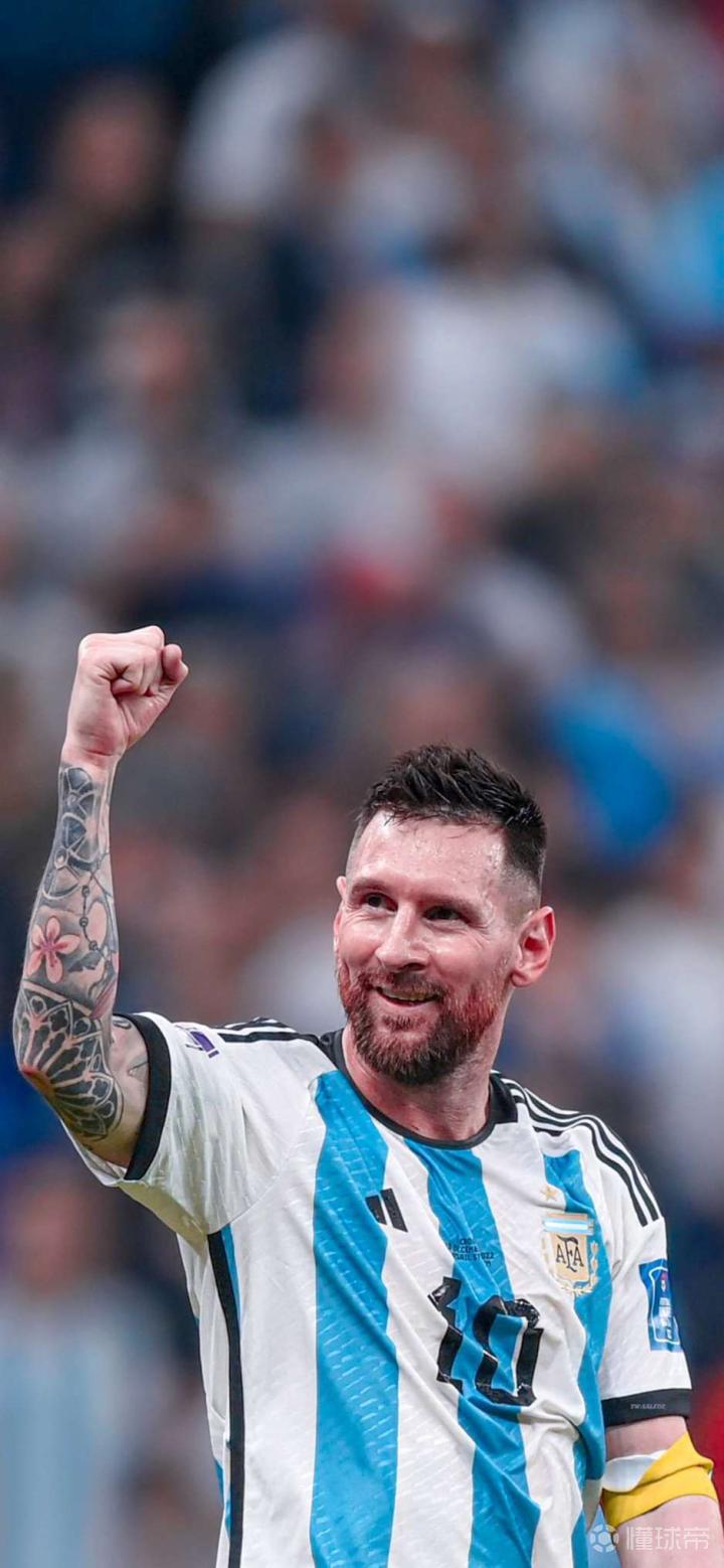 拜仁球星莱默尔复刻施魏因施泰格经典脚后跟破门（拜仁中场莱默尔上演施魏因施泰格式经典脚后跟破门）