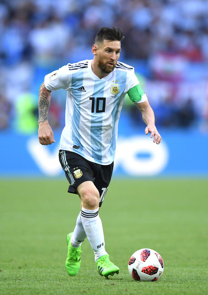 斯基拉：米兰要续约意U17国门隆戈尼，认为其是未来顶级球员（斯基拉：米兰拟与意U17国门隆戈尼续约，视其为未来顶尖门将）